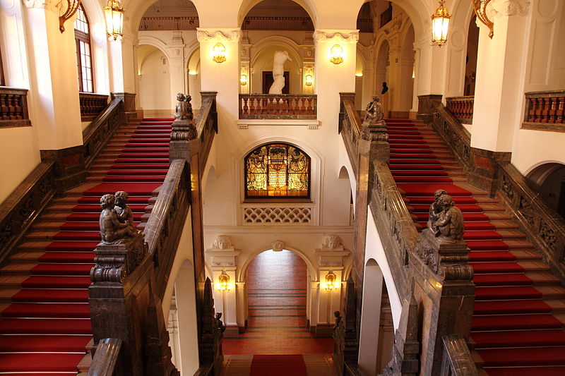 800px-Neues_Rathaus_Leipzig_Treppenaufgang